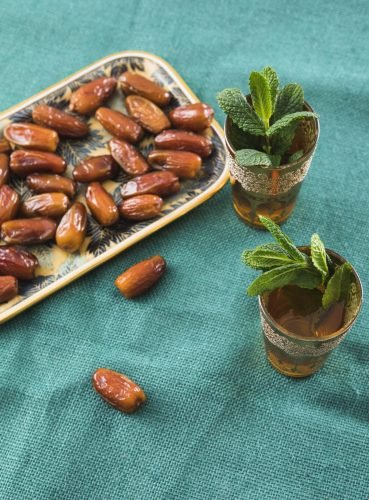 set-cups-with-plant-twigs-dried-fruits-tray (1)